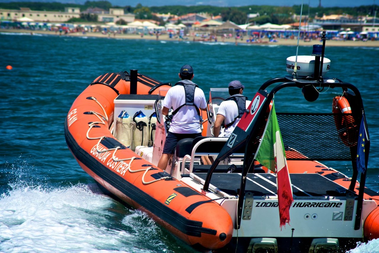Lago di Garda, soccorsa in spiaggia bimba di 5 anni