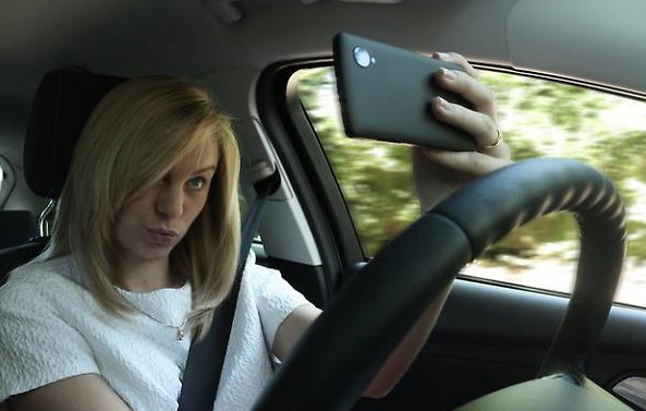 Le nuove norme del telefono in auto