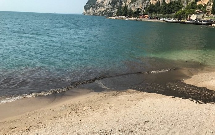 Liquami sversati direttamente nel lago di Garda