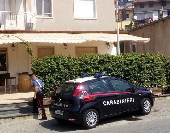 Lite in un bar, tre arresti