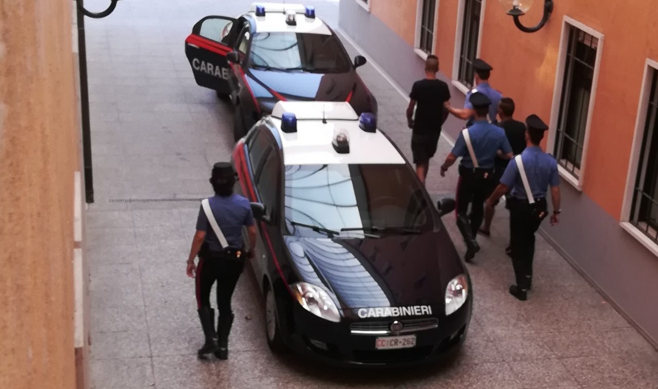 Minacciano di morte la vigilante, arrestati