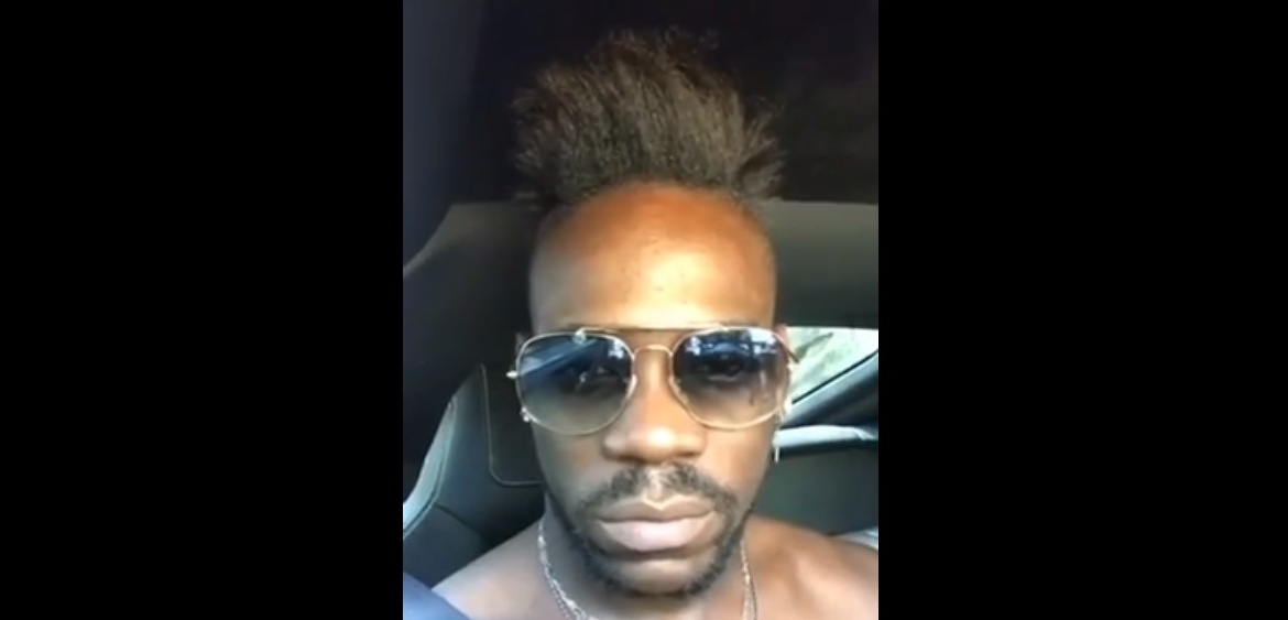 Cori razzisti, Balotelli scaglia la palla in tribuna e minaccia di lasciare il campo