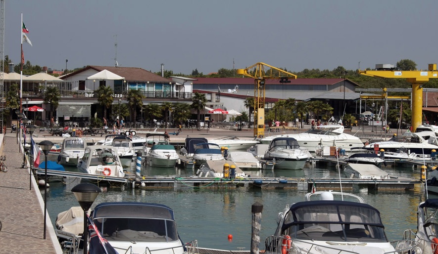 Paura sul Garda, in due precipitano dal traghetto