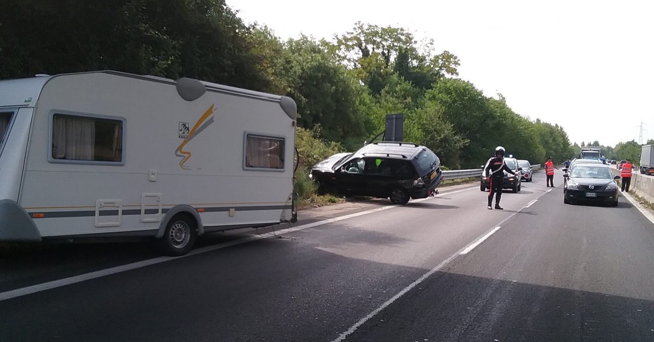 Peschiera-Affi, roulotte trascina fuori strada l’auto