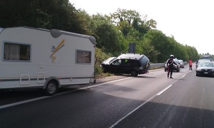 Peschiera-Affi, roulotte trascina fuori strada l'auto