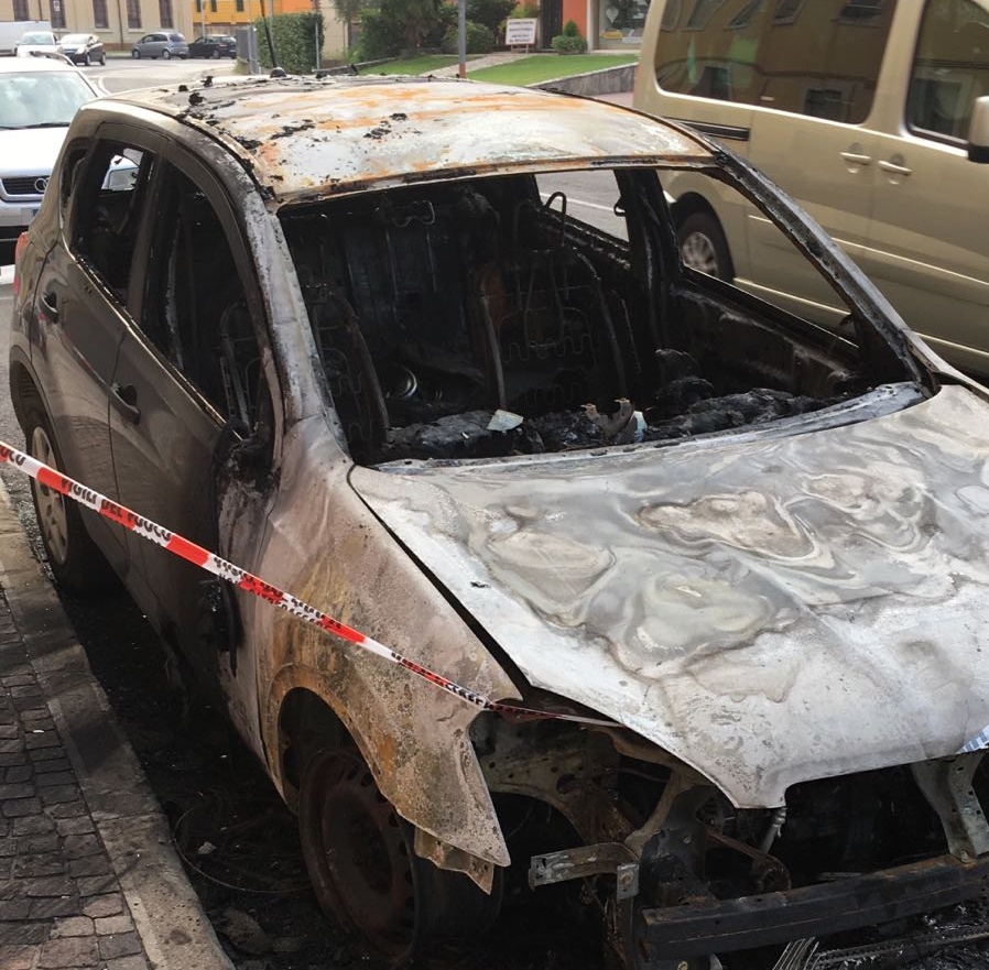 FOTO – VIDEO Povegliano, auto in fiamme nella notte