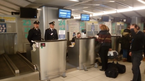Presi due cinesi in partenza per Londra con passaporti falsi