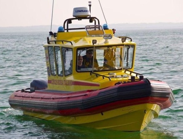 Si tuffa dal gommone e colpisce l’elica, grave 23enne