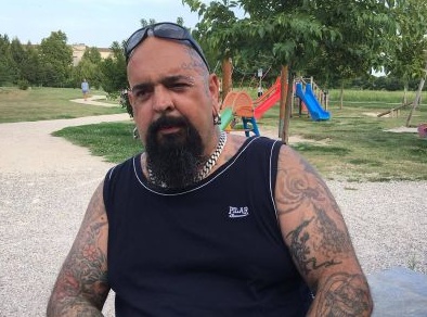 Tatuaggi e piercing ovunque: «Ma sono un buono»