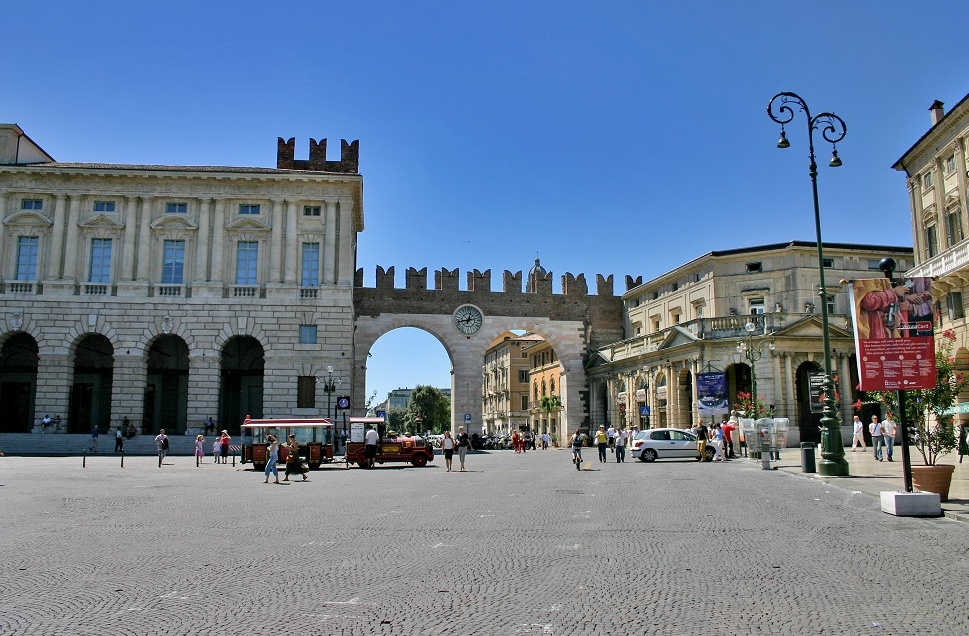 Terrorismo, barriere in piazza Bra