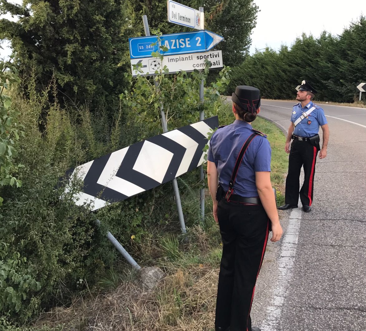 Troppi alcolici: botte e cartelli distrutti