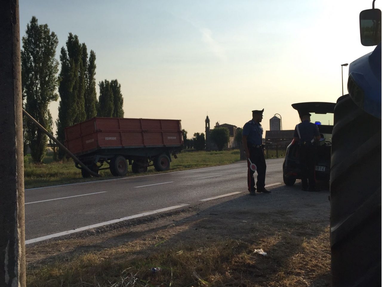 Trattore perde rimorchio e abbatte palo della luce