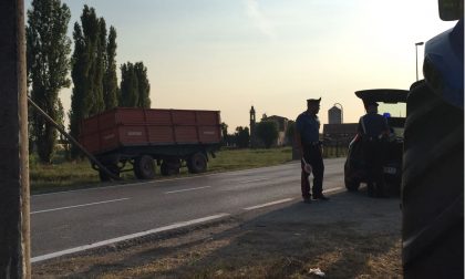 Trattore perde rimorchio e abbatte palo della luce