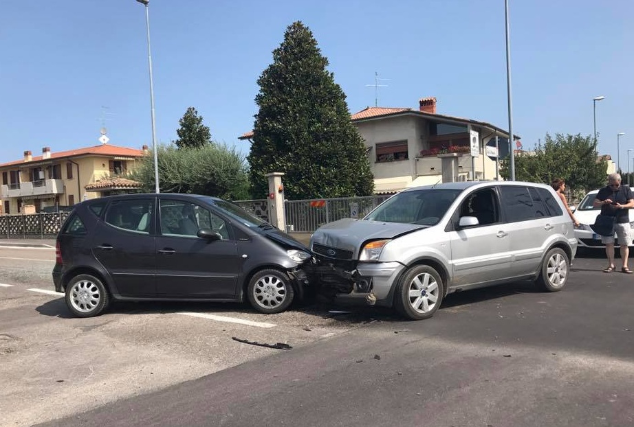 Valeggio, manca la segnaletica e tre auto fanno il botto