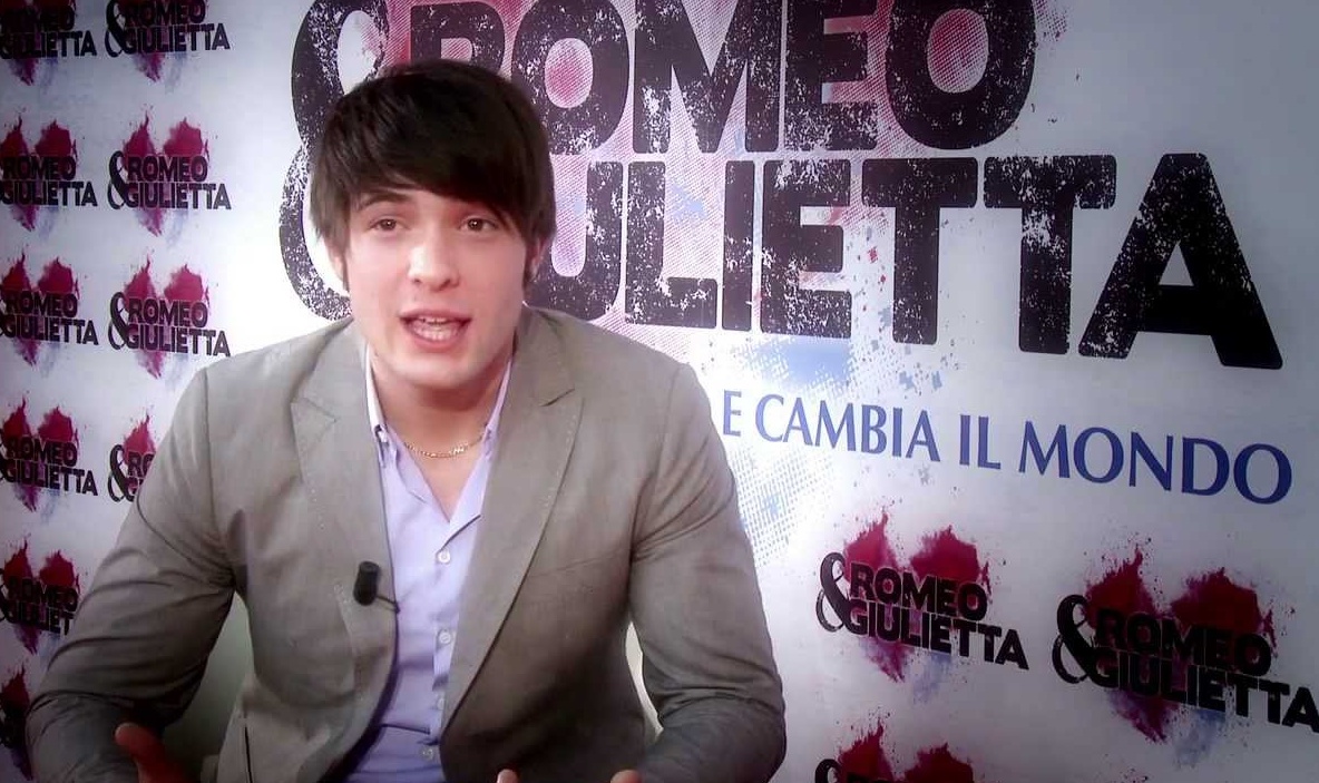 “Aggredito da tre magrebini”, ma è tutto falso: indagato il cantante Davide Merlini