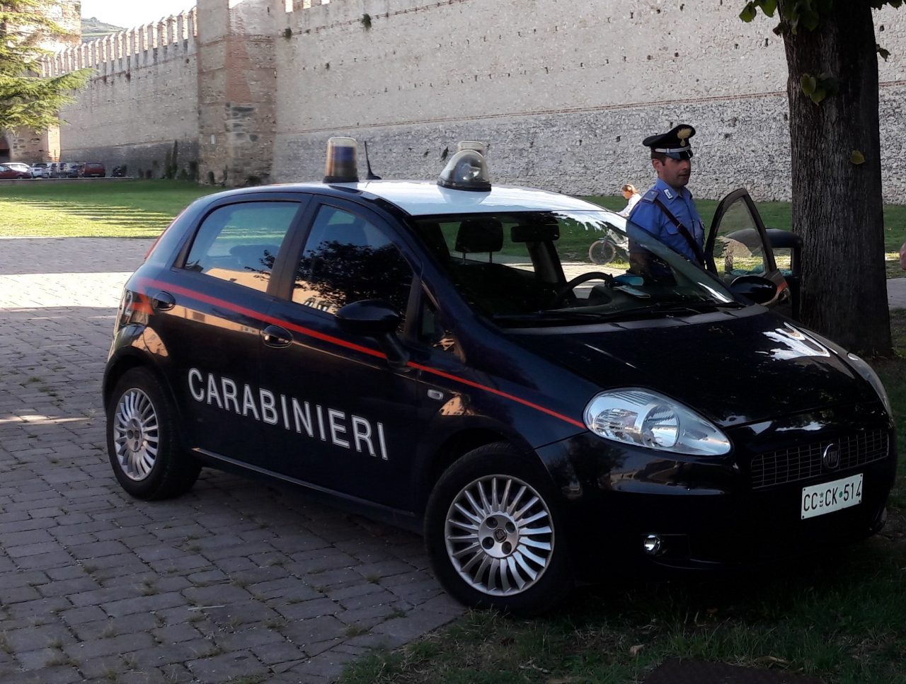 Allontanato da un bar, aggredisce Carabinieri