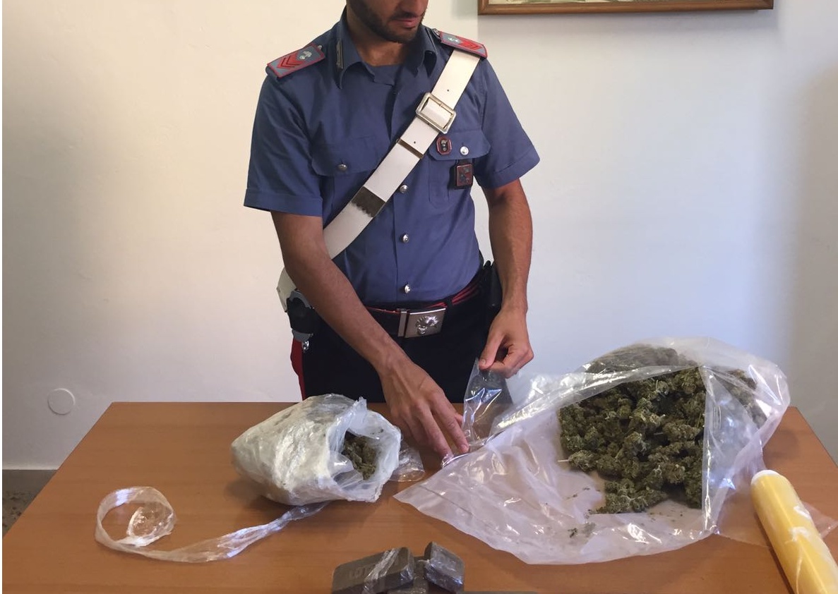 Arrestato con un chilo di hashish e marijuana