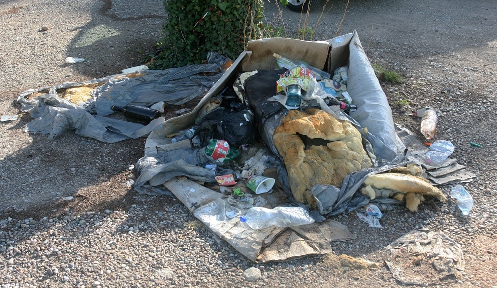Degrado, parcheggio Ospedale come una discarica