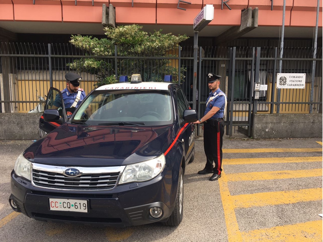 Evade dai domiciliari e va… dai carabinieri