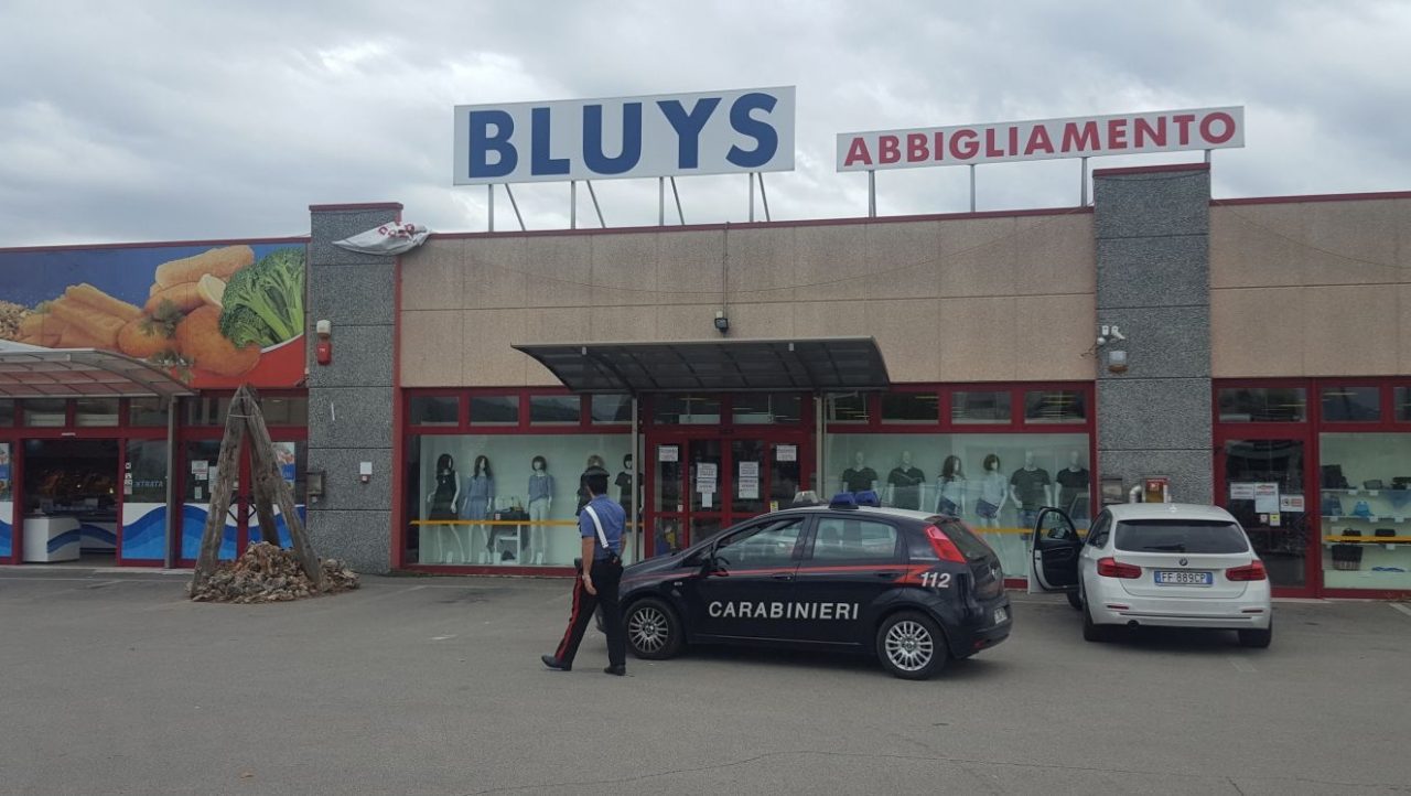 Fa razzia di vestiti, in manette una 34enne