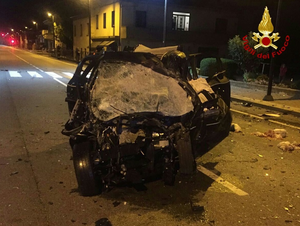 Frontale contro camion, muore una giovane coppia