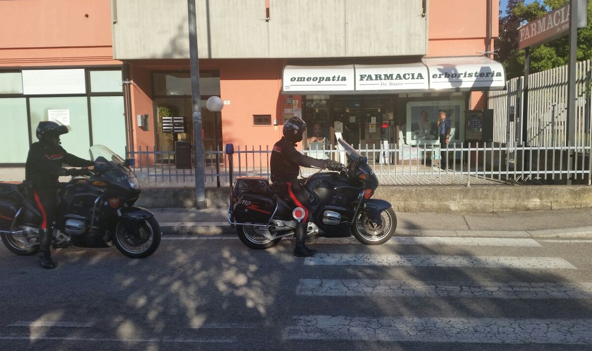 Furto in farmacia, malviventi fuggono con incasso
