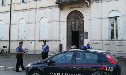 Giovane ruba un pc portatile in biblioteca