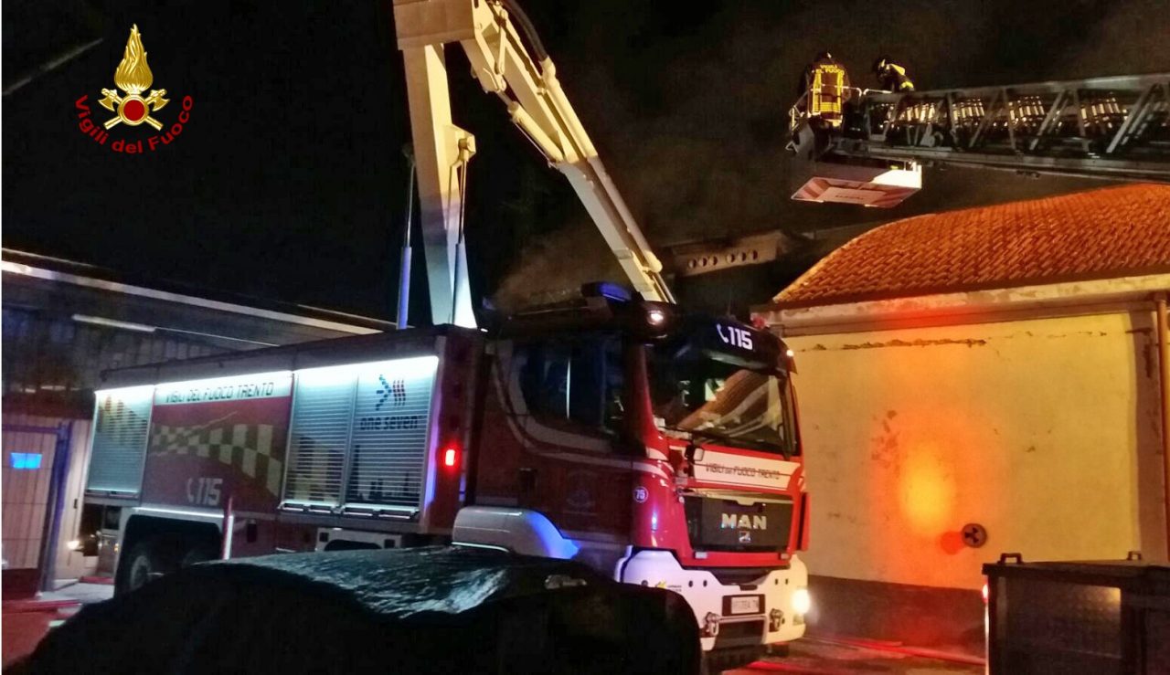 Incendio in un magazzino di articoli per la casa. LE IMMAGINI