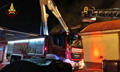 Incendio in un magazzino di articoli per la casa. LE IMMAGINI