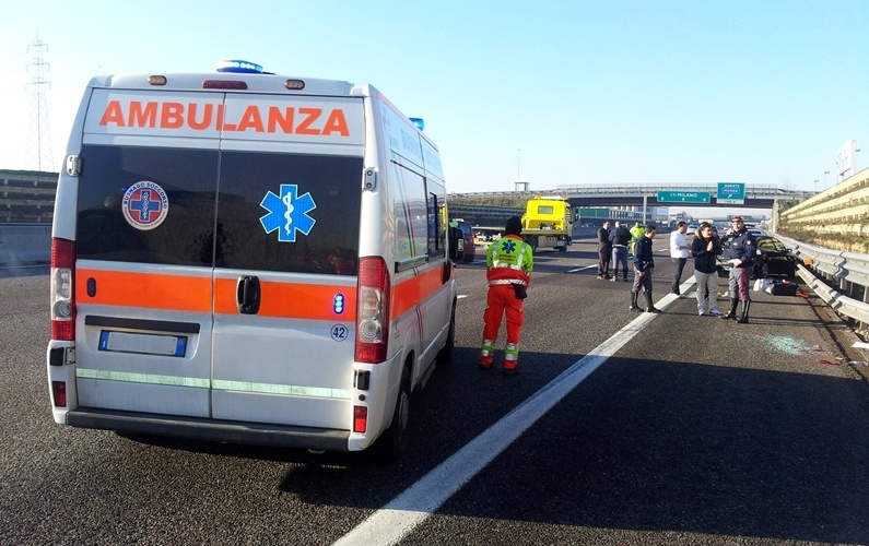 Incidente in A4, un persona sbalzata per 10 metri