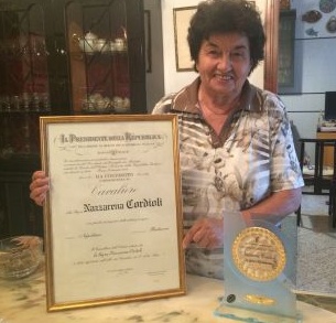 La signora Cordioli, Cavaliere della porta accanto
