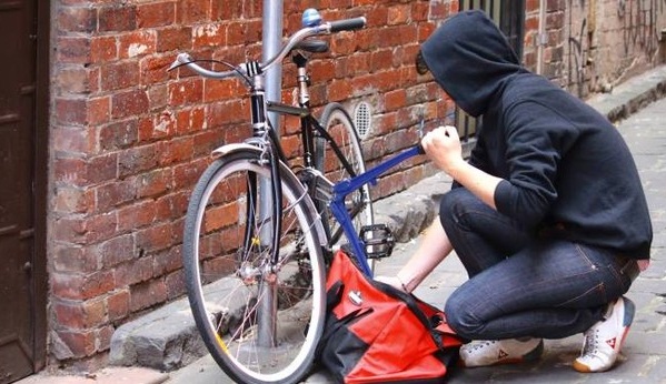 Ladri di biciclette messi in fuga da un condomino