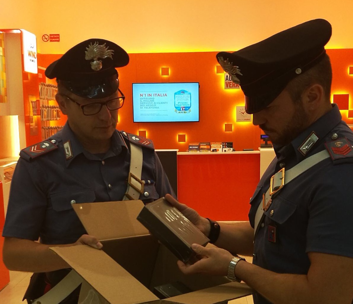 “Mi servono quattro iPhone aziendali” ma è un truffatore: arrestato