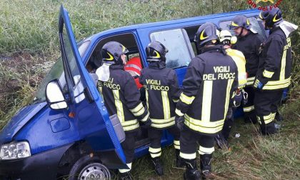 PULMINO ESCE DI STRADA, SEI FERITI