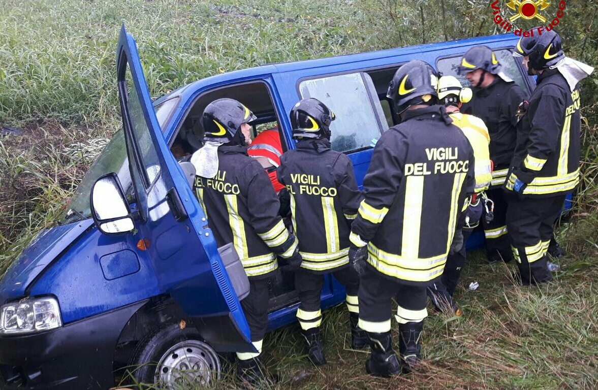 PULMINO ESCE DI STRADA, SEI FERITI