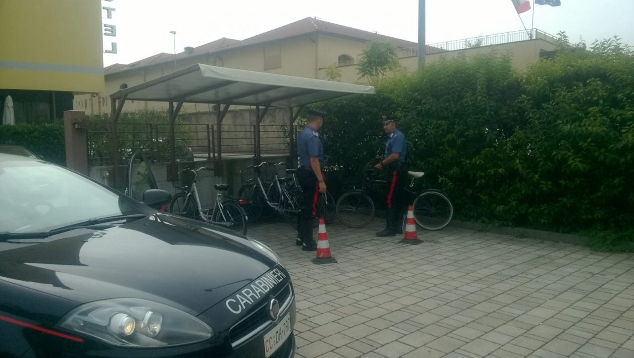 Porta via una bicicletta, arrestato in flagranza