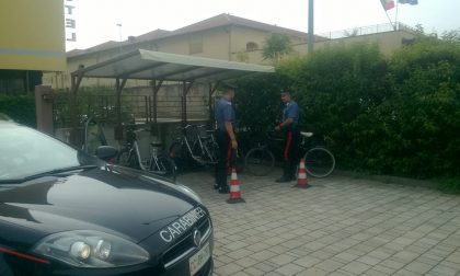 Porta via una bicicletta, arrestato in flagranza