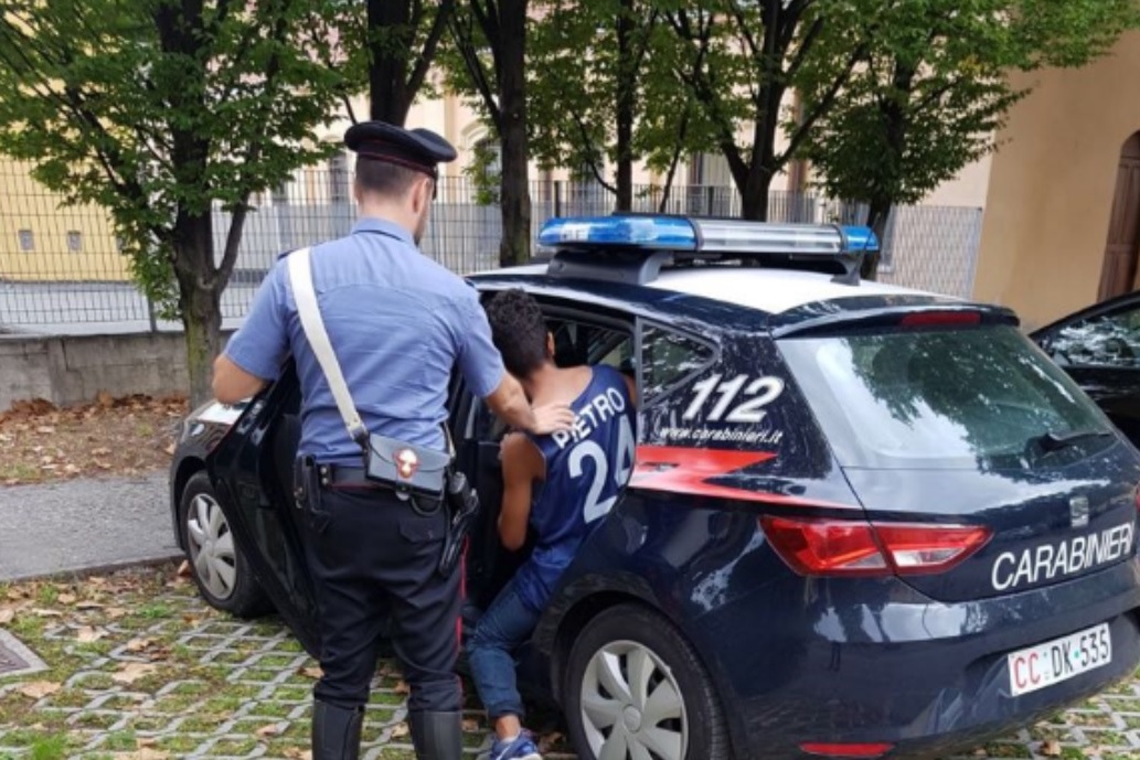 Diciannovenne sorpreso a rovistare in un’auto