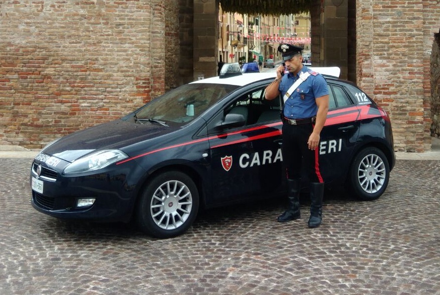 Gli ruba il cellulare e lo prende a pugni