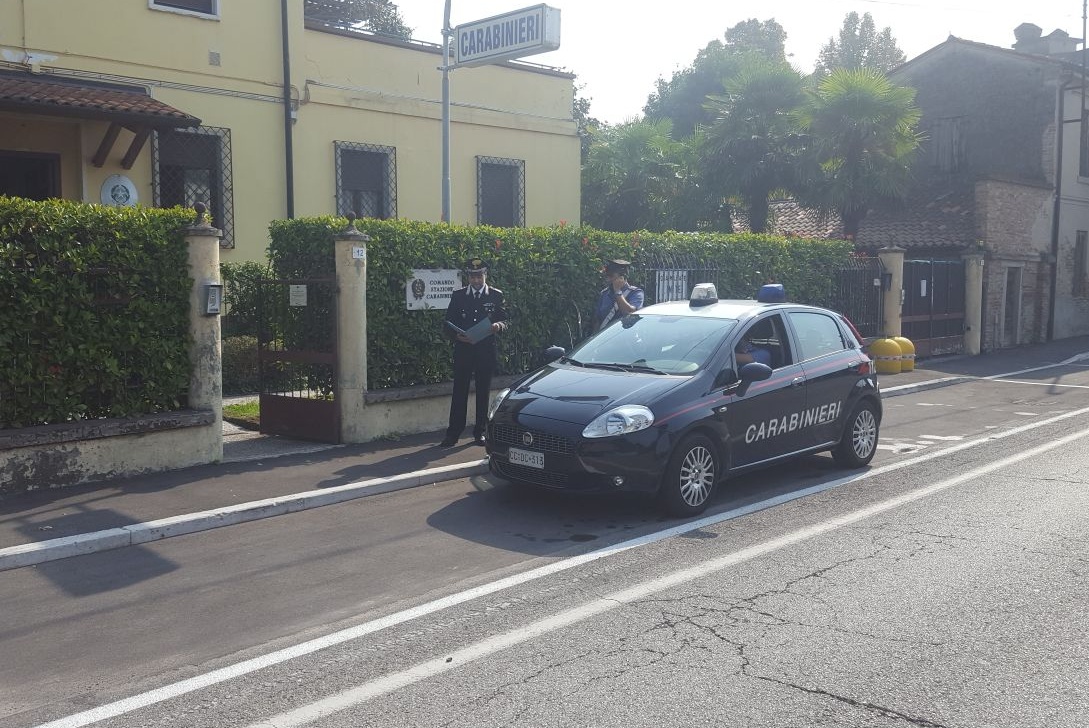 Ruba la collana e scappa, arrestato un marocchino