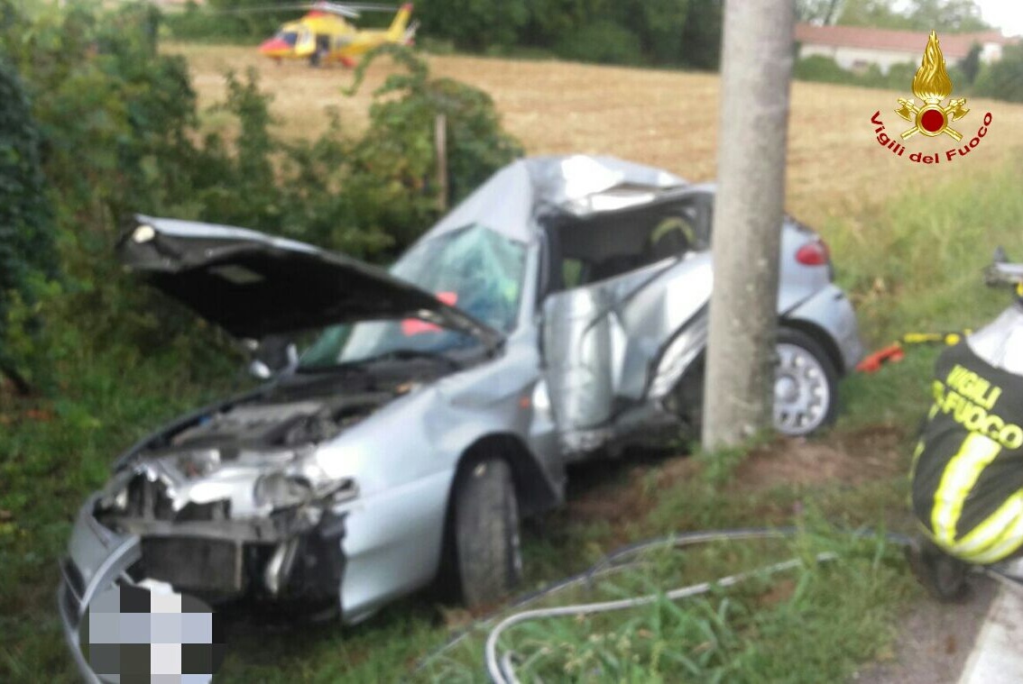Schianto contro un palo, deceduto un 31enne