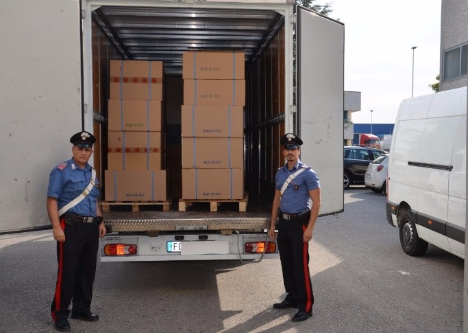 Si finge corriere e porta via scarpe per 50mila euro