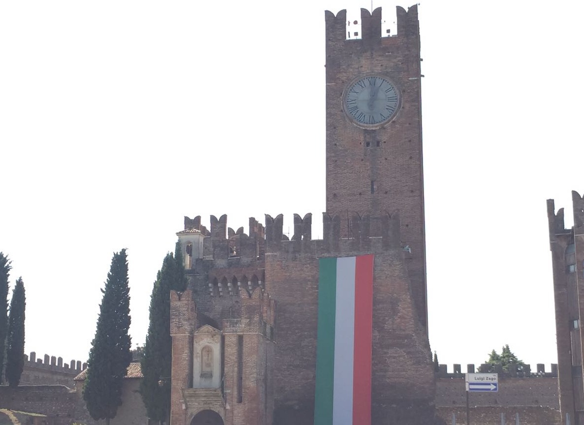 Sul castello compare il tricolore per gli Alpini