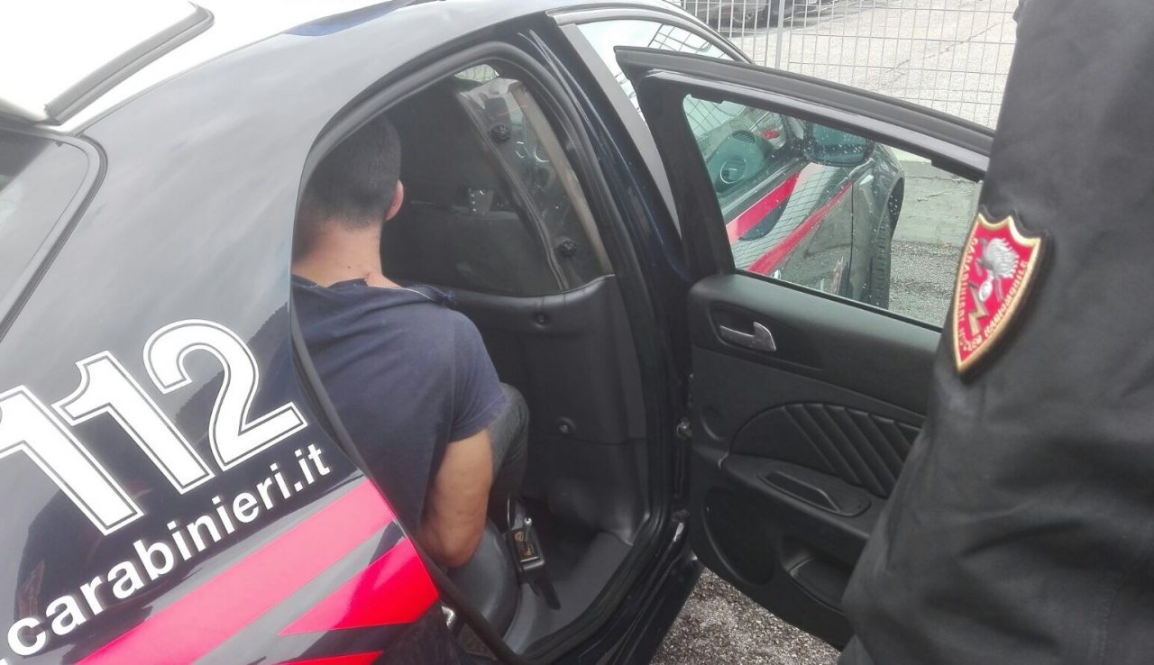 Tenta di rubare un’auto in sosta, arrestato un 34enne