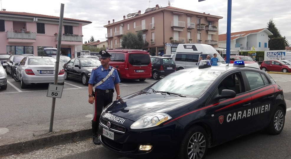 Ubriachi sradicano cartello stradale, denunciati