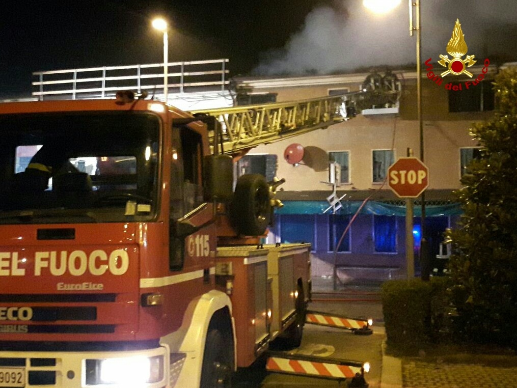 A fuoco il tetto di un’abitazione: le immagini