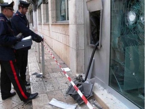 Bombe e doppie vite, arrestata la banda del bancomat