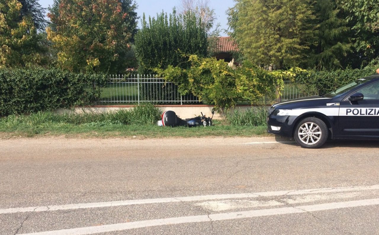 Cade con lo scooter, paura a Quaderni