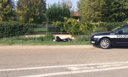 Cade con lo scooter, paura a Quaderni