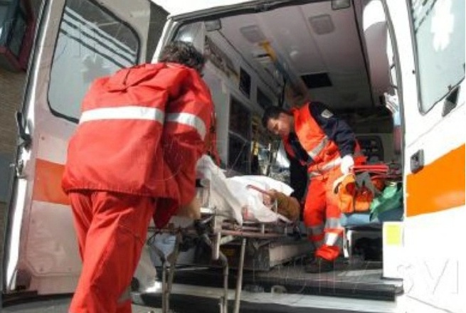 Cade dal tetto, 17enne in rianimazione